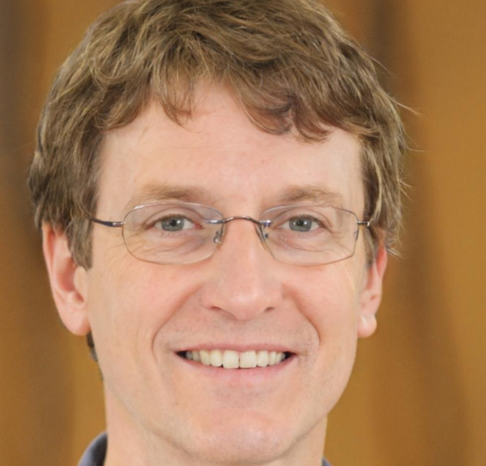 Portrait de Léonard Dufresne, expert en analyse financière